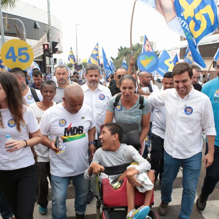 Vinicius inaugura Comitê Central com adesivaço e caminhada com apoiadores