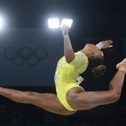 Rebeca Andrade conquista prata no individual geral da ginástica; Biles leva o ouro