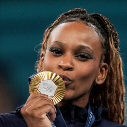 Rebeca bate Biles, leva ouro e vira maior medalhista da história do Brasil