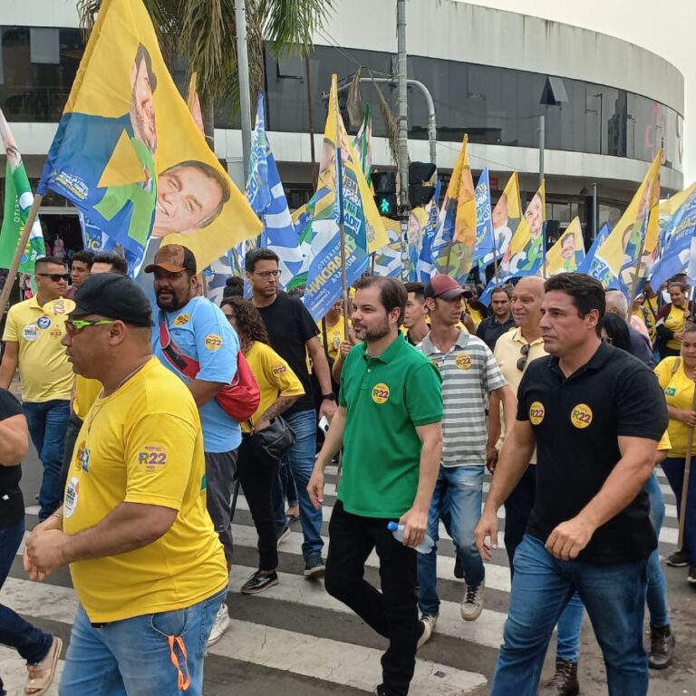 Ricardo Mustafá e Juliano da Campestre caminham pelo comércio de Marília