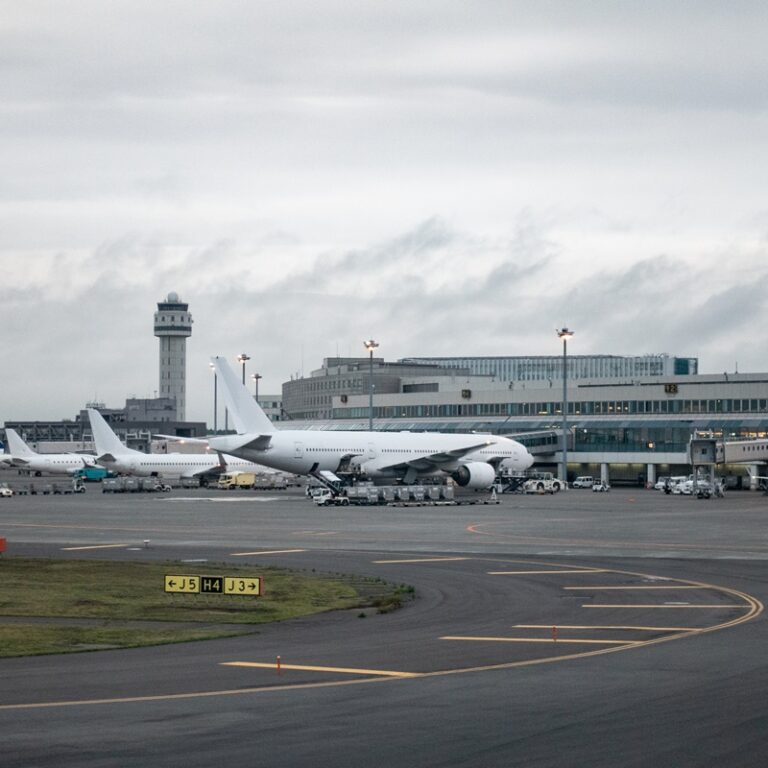 Aeroporto do Japão cancela voos após tesoura sumir de loja no saguão de embarque