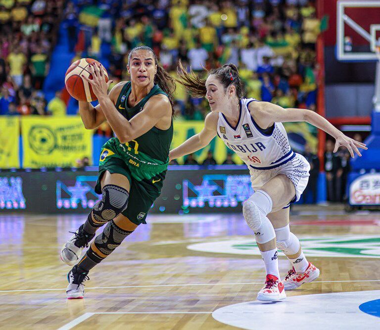 Ourinhos Basquete contrata Caca, jogadora da seleção brasileira