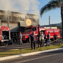 Incêndio destrói loja de móveis na zona norte de Marília