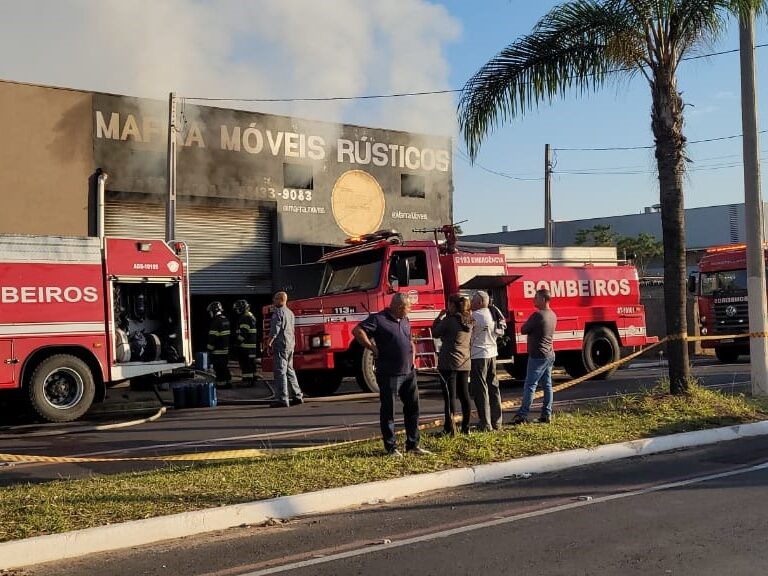 Incêndio destrói loja de móveis na zona norte de Marília