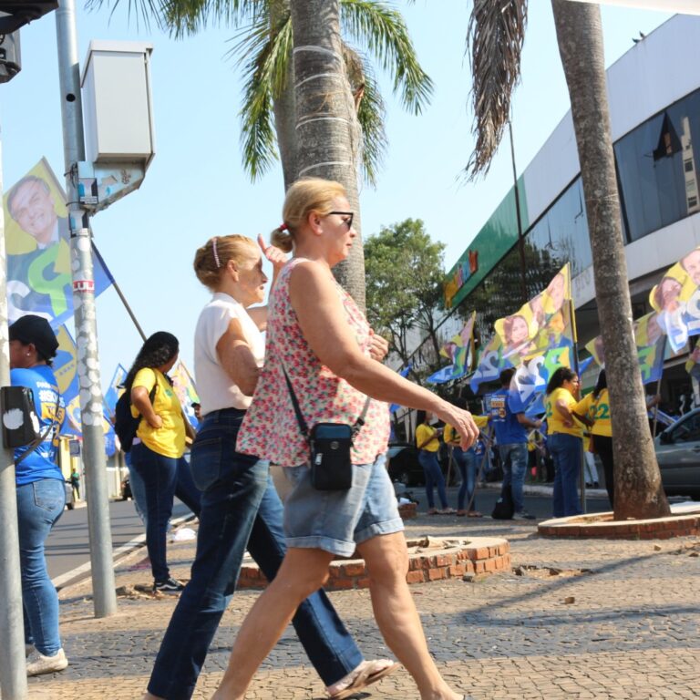 Começo de campanha tem helicóptero, carreata e bandeiras nas ruas de Marília