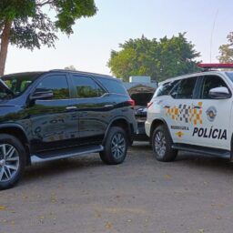 Homem é preso na região com Hilux furtada no RJ; carro de luxo exibia placa clonada