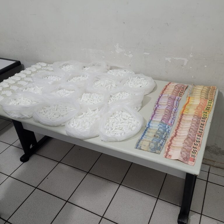 Jovem é preso com mais de três mil pinos com cocaína na zona norte