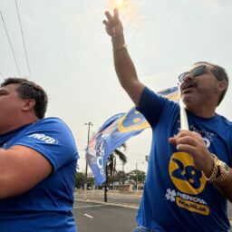 João Pinheiro faz carreata no centro comercial de Marília