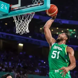 Tamanho do pé fez Bruno Caboclo desistir do futebol e ir jogar basquete