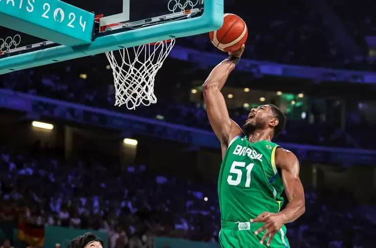 Tamanho do pé fez Bruno Caboclo desistir do futebol e ir jogar basquete