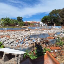 Prefeitura faz demolição de poliesportivo abandonado