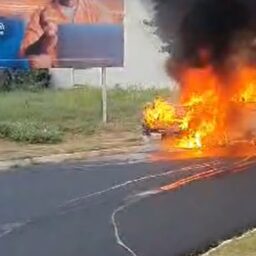 Vídeo: Incêndio destrói carro no Jardim Aquarius, zona oeste de Marília