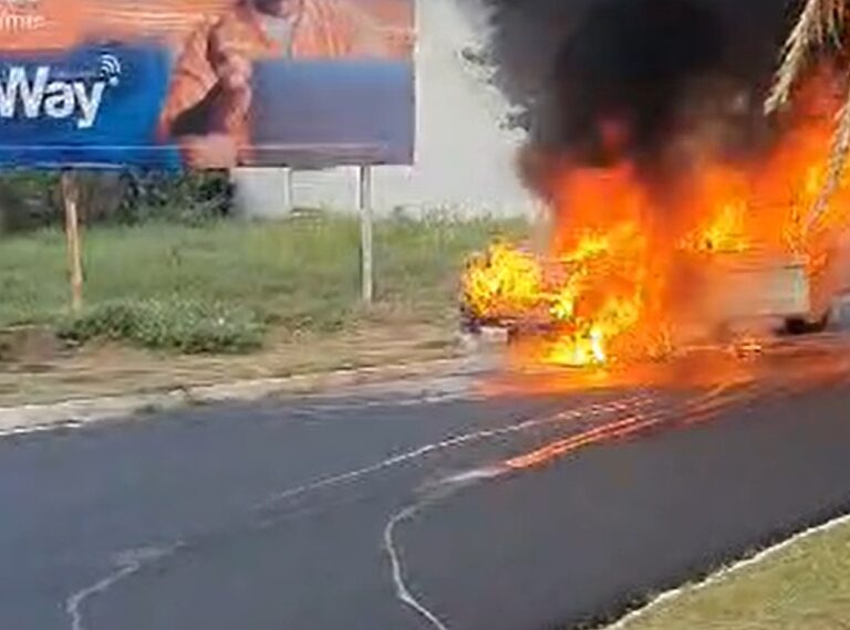 Vídeo: Incêndio destrói carro no Jardim Aquarius, zona oeste de Marília