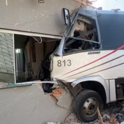 Micro-ônibus invade casa, deixa uma mulher morta e feridos no PR