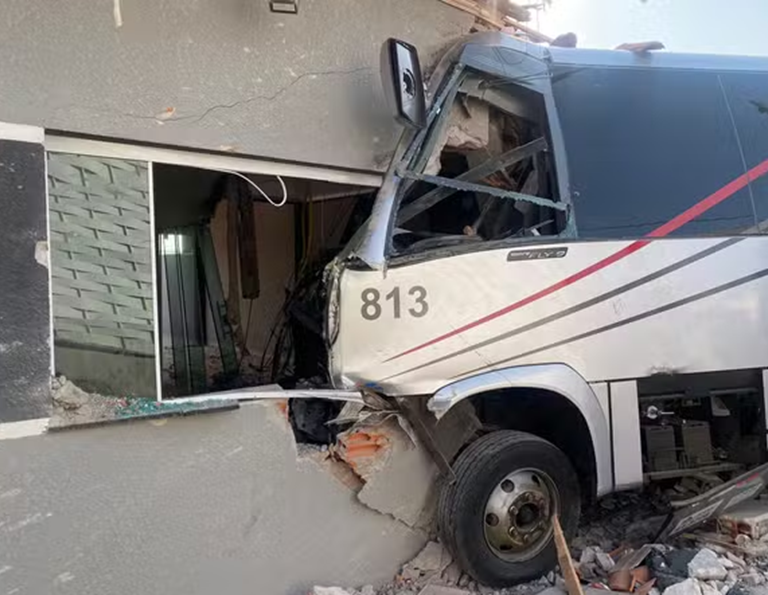 Micro-ônibus invade casa, deixa uma mulher morta e feridos no PR