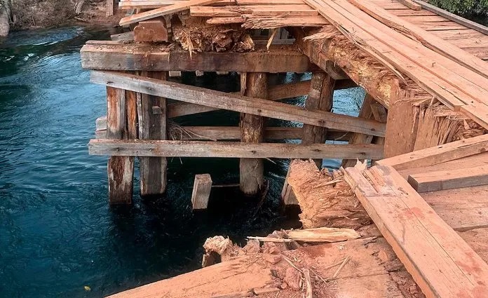 Motorista da região morre afogado após caminhão despencar de ponte de madeira