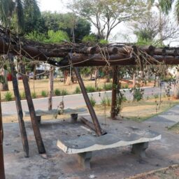 Praça da São Bento é atacada e tem pergolado destruído; cabos da fonte são furtados