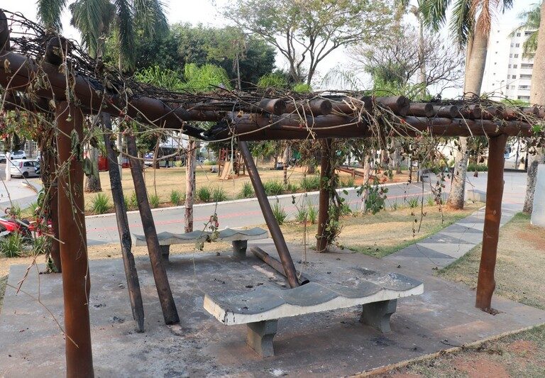 Praça da São Bento é atacada e tem pergolado destruído; cabos da fonte são furtados