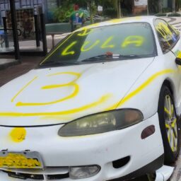 Carro de candidato a vereador é alvo de vandalismo político em Marília