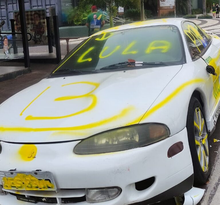 Carro de candidato a vereador é alvo de vandalismo político em Marília