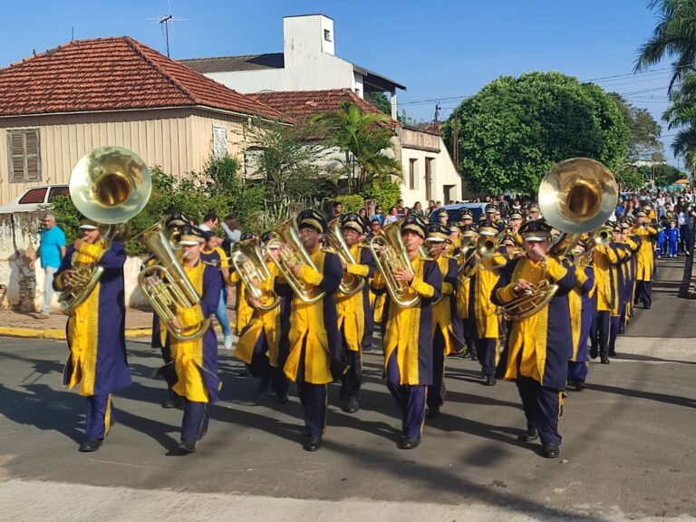 Escolas, bandas e instituições participam de desfile em Vera Cruz nesta sexta