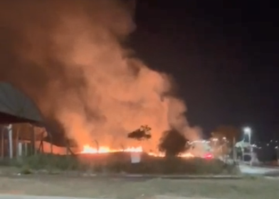 Motociclista flagra rapaz que colocou fogo em terreno no Distrito Industrial