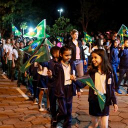 Garça realiza desfile noturno em comemoração ao Dia da Independência