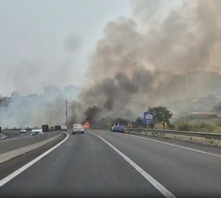 Incêndio à margem da rodovia do Contorno assusta motoristas na baixada do HC