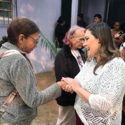 Nayara Mazini e equipe acompanham doações de leite do Instituto Salve o Planeta Terra