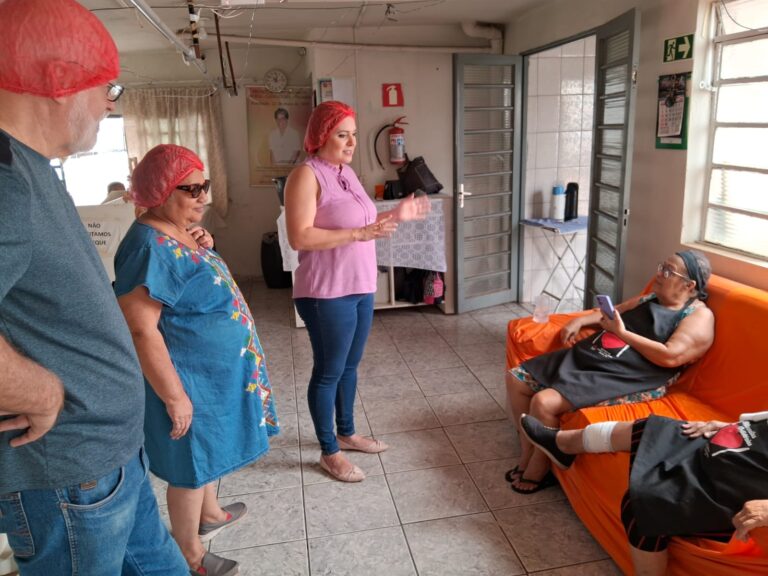 Nayara visita o projeto ‘Marmita Solidária’ no bairro Nova Marília