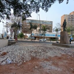 Praça Saturnino de Brito passa por reforma no Centro de Marília