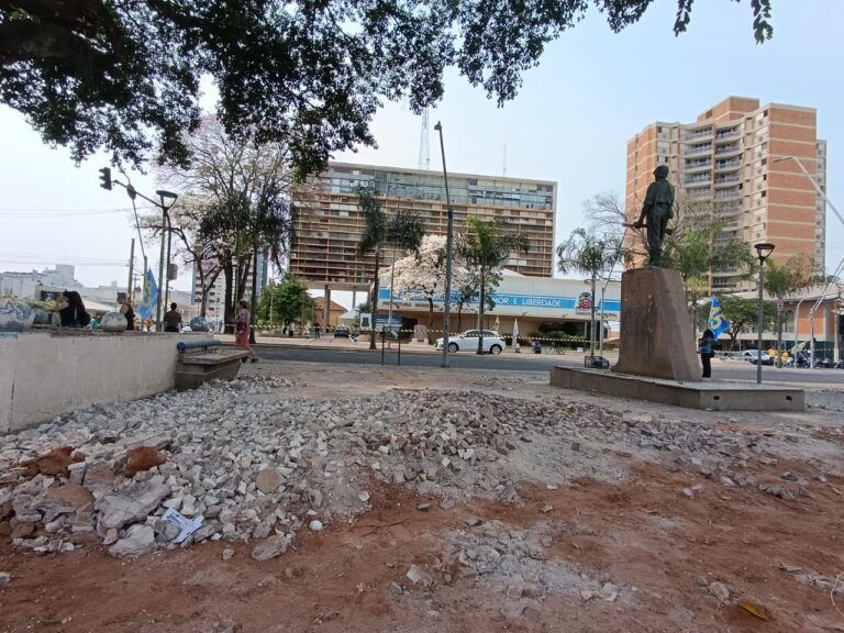 Praça Saturnino de Brito passa por reforma no Centro de Marília