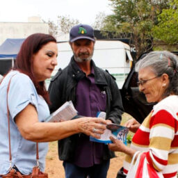 Candidata a vereadora, Rossana Camacho pede voto consciente nas ruas