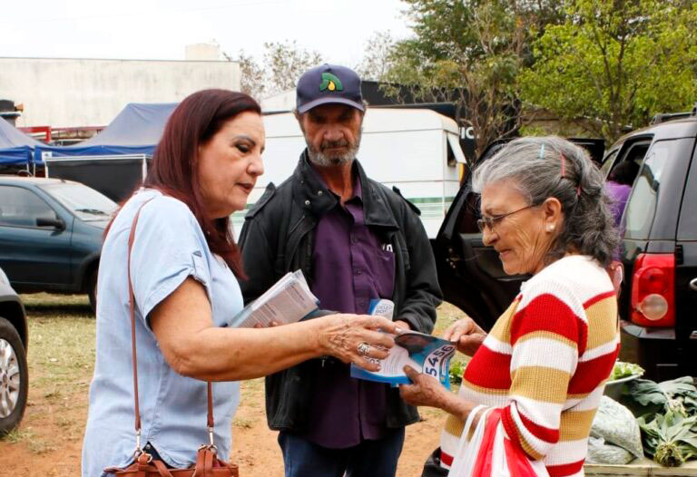 Candidata a vereadora, Rossana Camacho pede voto consciente nas ruas