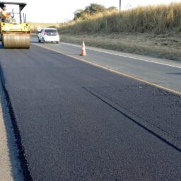 Sistema ‘pare e siga’ vai até outubro na SP-284 durante obras de pavimentação