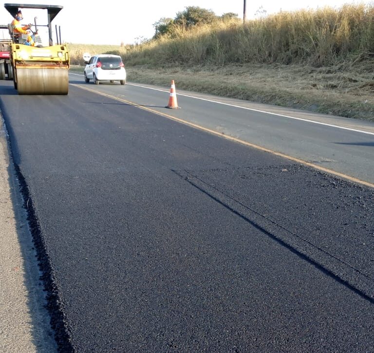 Sistema ‘pare e siga’ vai até outubro na SP-284 durante obras de pavimentação