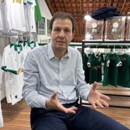 Rival de Leila Pereira diz que é a favor de bet na camisa do Palmeiras