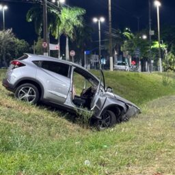 Veículo fica preso em valeta após acidente entre avenidas