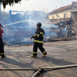 Incêndio destrói três casas no bairro Alto Cafezal em Marília