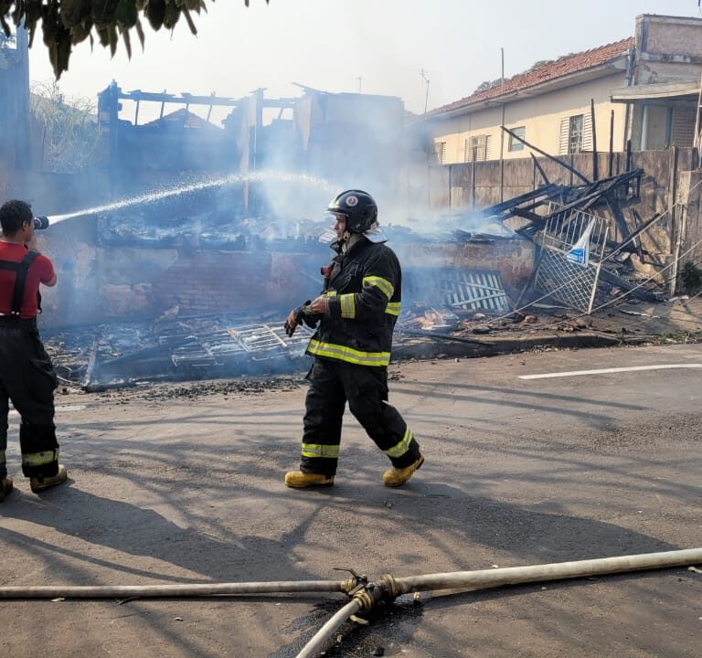 Incêndio destrói três casas no bairro Alto Cafezal em Marília