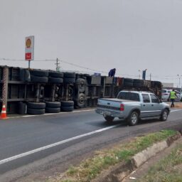 Carreta com carga de PVC tomba e complica o trânsito em curva do Contorno