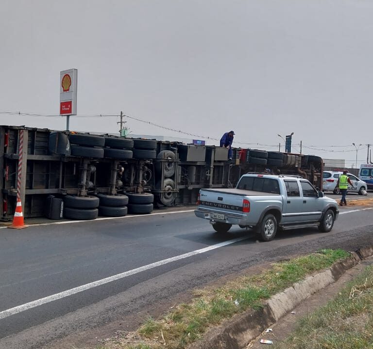 Carreta com carga de PVC tomba e complica o trânsito em curva do Contorno