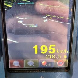 Carro é flagrado a 195 km/h na BR-153; rodovia tem pista simples e histórico de acidentes