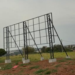 Ladrão leva quase 40 metros de lona de outdoor em avenida