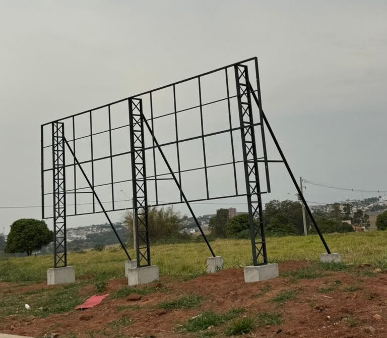 Ladrão leva quase 40 metros de lona de outdoor em avenida