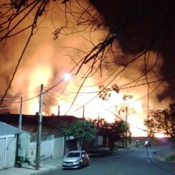 Altura do fogo impressiona em incêndio registrado na avenida José Jorente