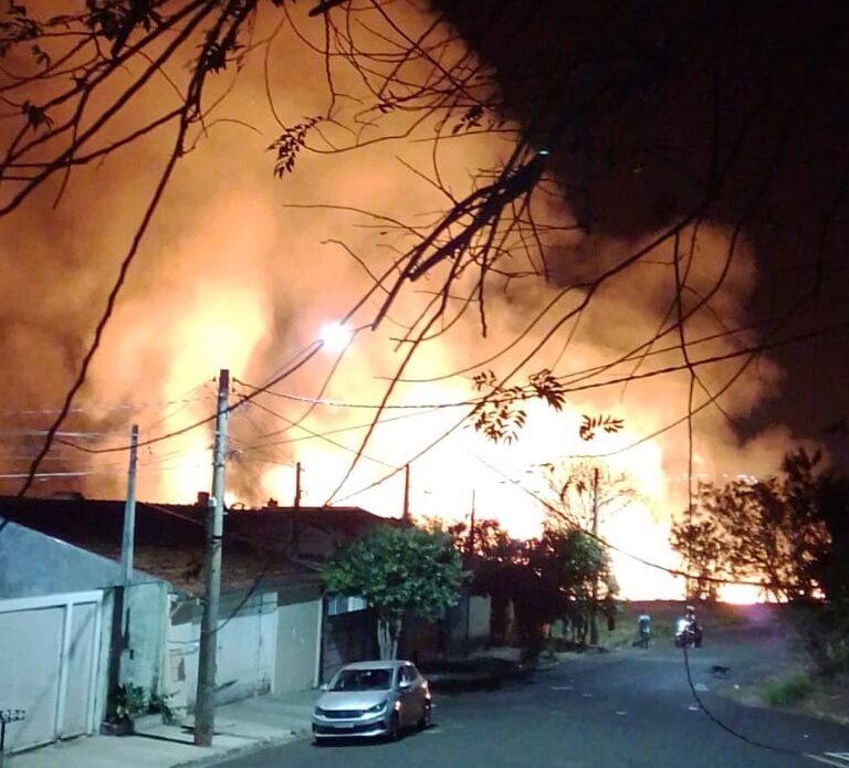 Altura do fogo impressiona em incêndio registrado na avenida José Jorente