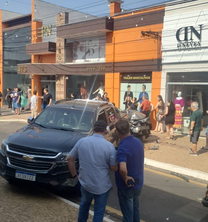 Carro atinge moto e caminhonete na São Luiz; motociclista fica ferida