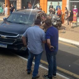 Carro atinge moto e caminhonete na São Luiz; motociclista fica ferida