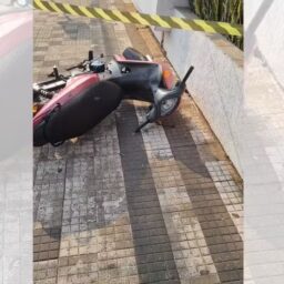 Motociclista sofre queda e morre ao atingir corda usada em desfile